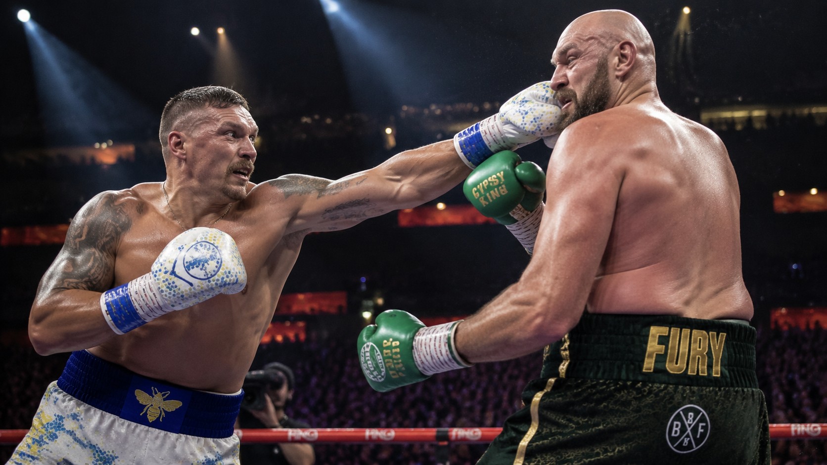 Александр Усик и Тайсон Фьюри в момент большого чемпионского боя